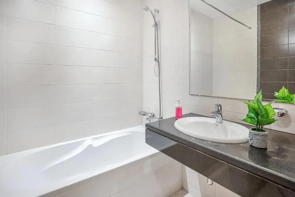 Lovely 2 Bedroom Apartment Abu Dabi 0*,  Emiratos Árabes Unidos